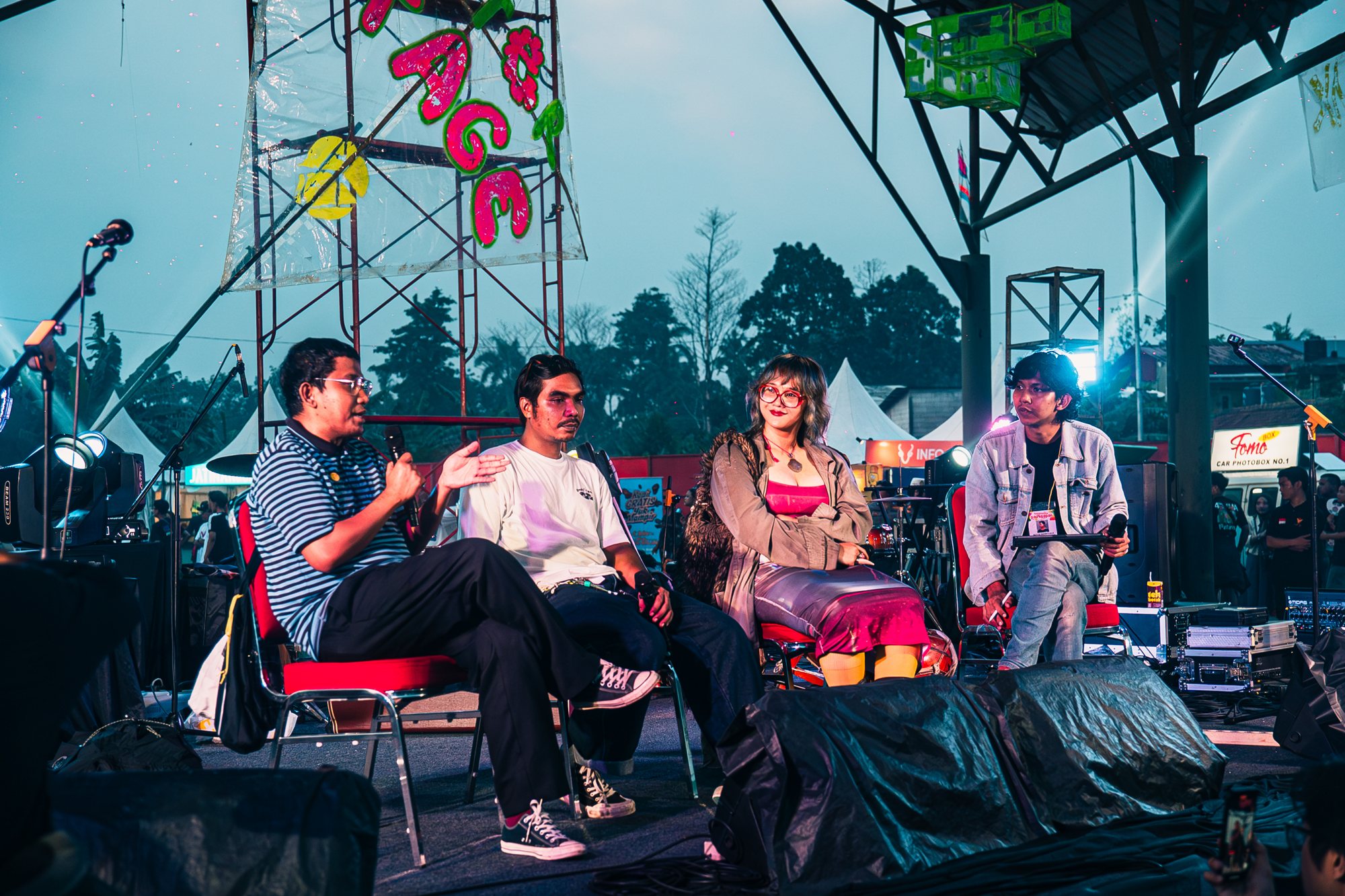 Panggung kedua, Alter Stage, di Padepopan: Seragam Beragam